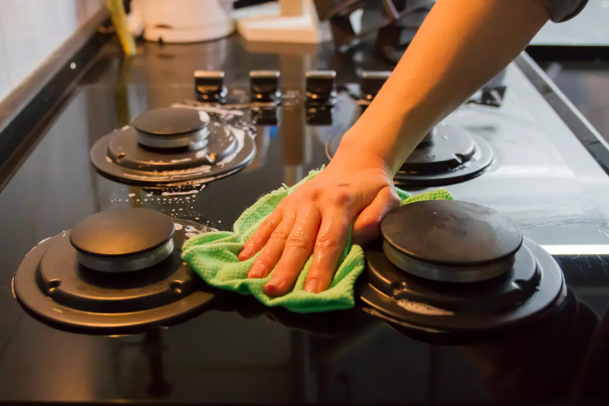 La microfibra o fibra no puede utilizarse para limpiar dos espacios, se debe hacer con trapos limpiadores o fibras distintos. Foto: Canva