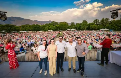 David de la Peña festeja en grande a las mamás de Santiago