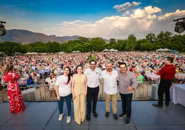 David de la Peña festeja en grande a las mamás de Santiago