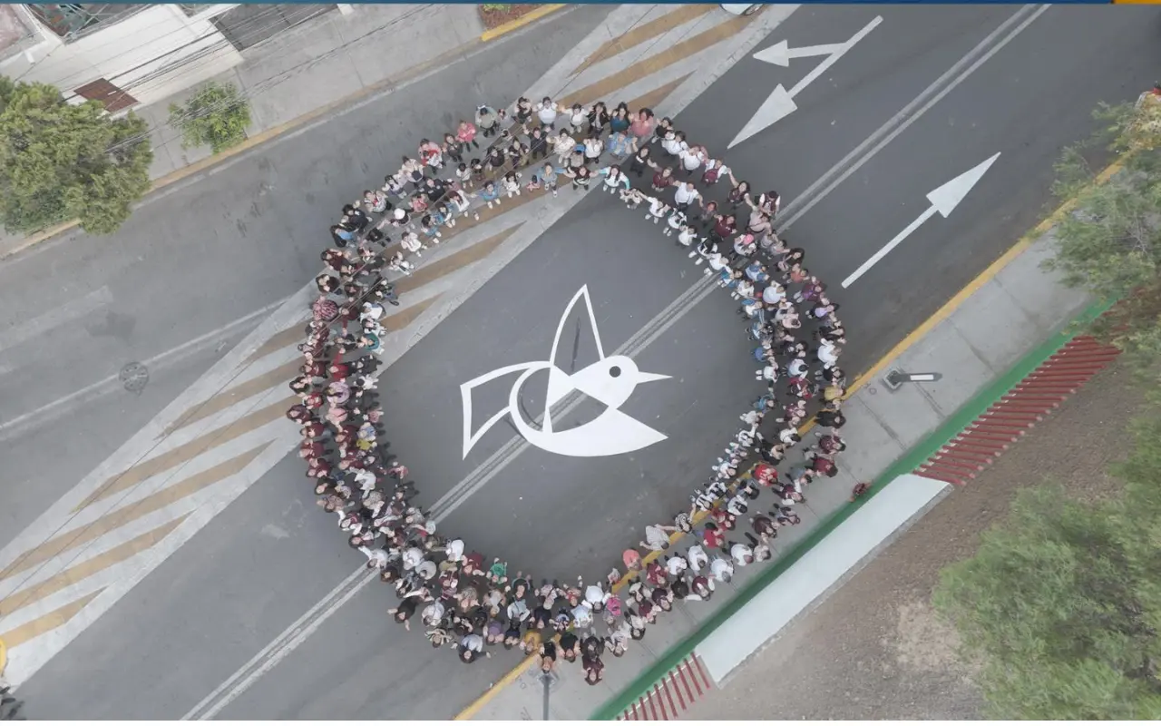 Edomex trabaja en la rehabilitación de caminos inseguros como parte de la estrategia Caminemos Seguras, en municipios con alerta de género. Foto: FB/ Comunicación Social del Estado de México (Canva)