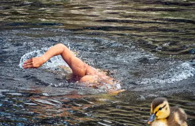 VIDEO I Captan a hombre nadando desnudo en el río Santa Catarina