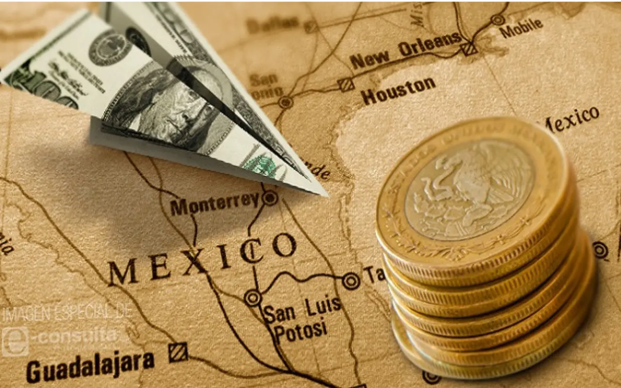 Dolar, monedas de peso mexicano y mapa de México. Foto: Gobierno de México