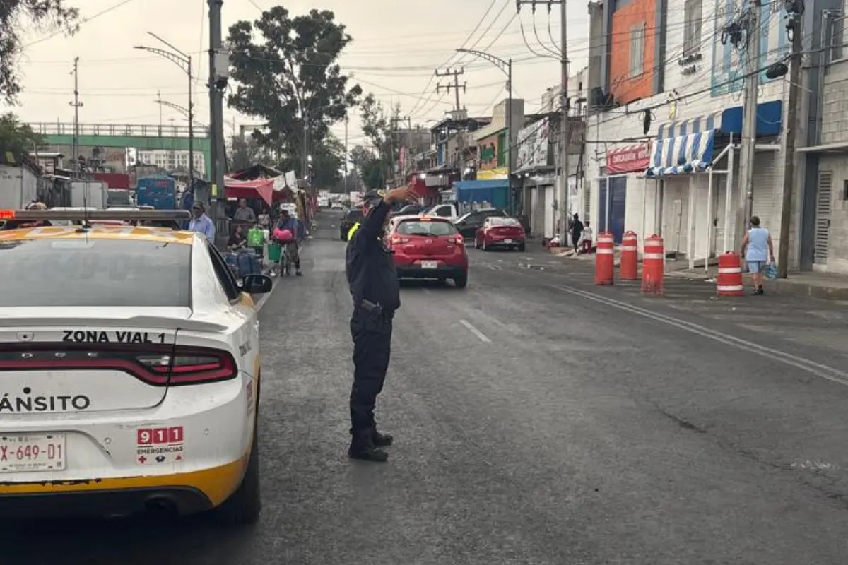 Policía de tránsito de la CDMX ayudando a circular el tráfico. Foto: X (@UCS_GCDMX)