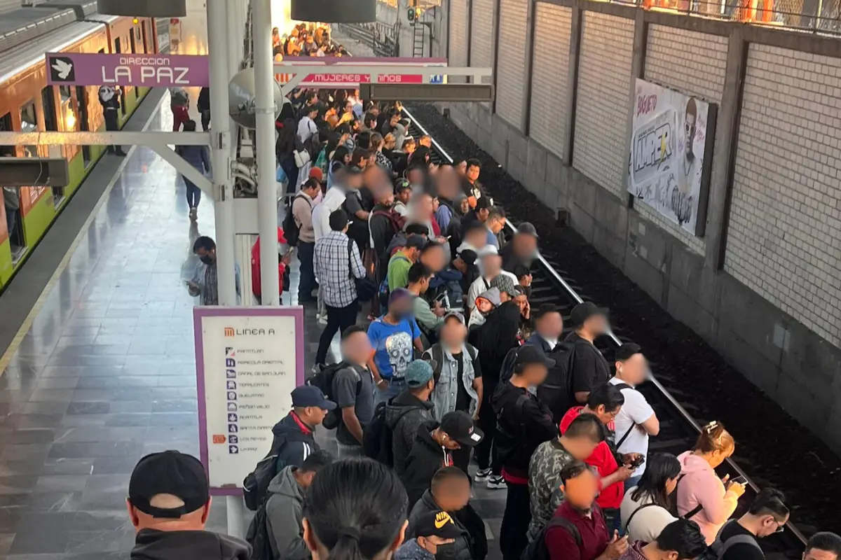 Personas esperando el tren de la Línea A del Metro de CDMX. Foto: X (@UnaDeetzy)