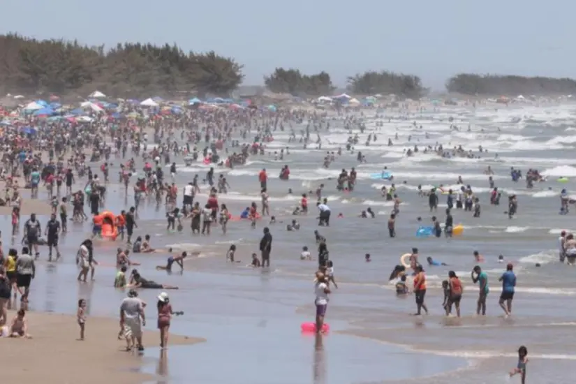 Playa La Pesca abarrotada durante Semana Santa. Foto: Carlos García