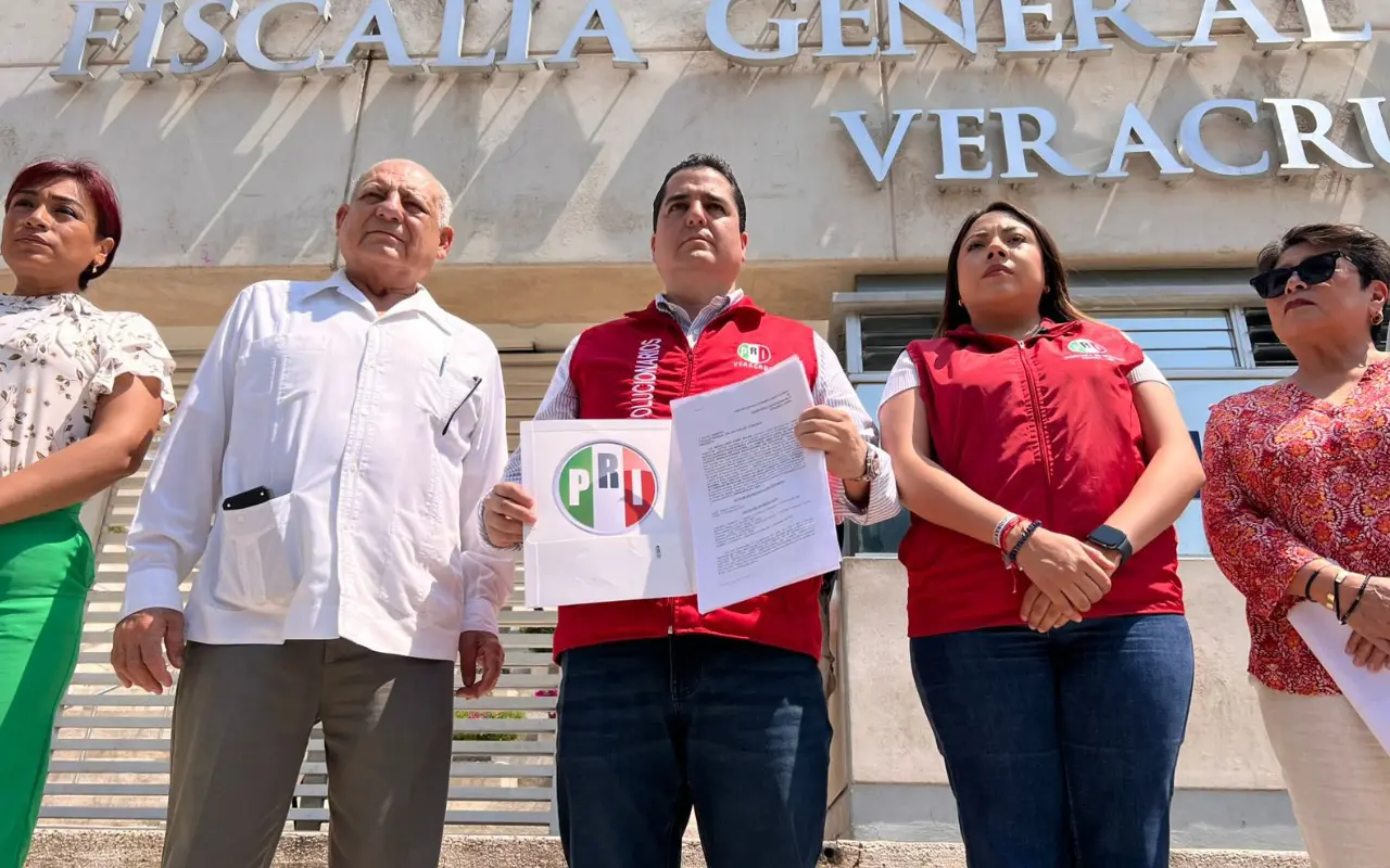 Dirigente del PRI veracruzano frente a la FGR de Veracruz. Foto: Rosalinda Morales