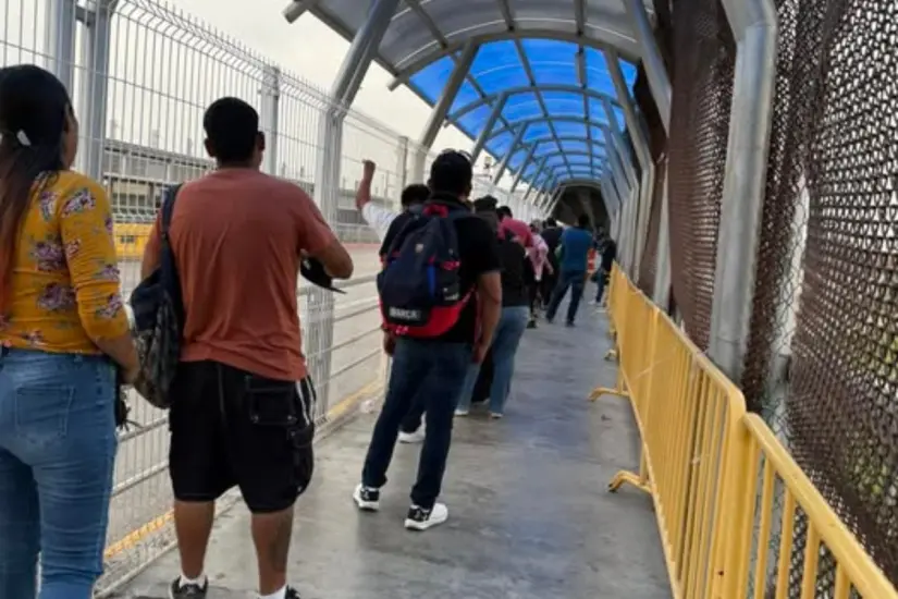 Fila peatonal en el puente Hidalgo | Foto: FB