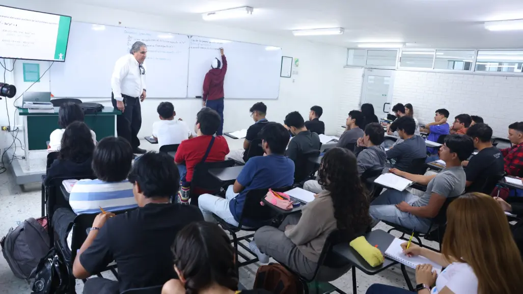 Maestro de la UANL inspira con su ejemplo a futuras generaciones