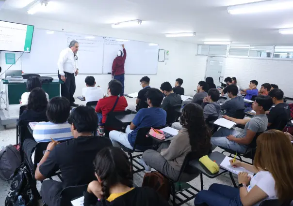 Maestro de la UANL inspira con su ejemplo a futuras generaciones