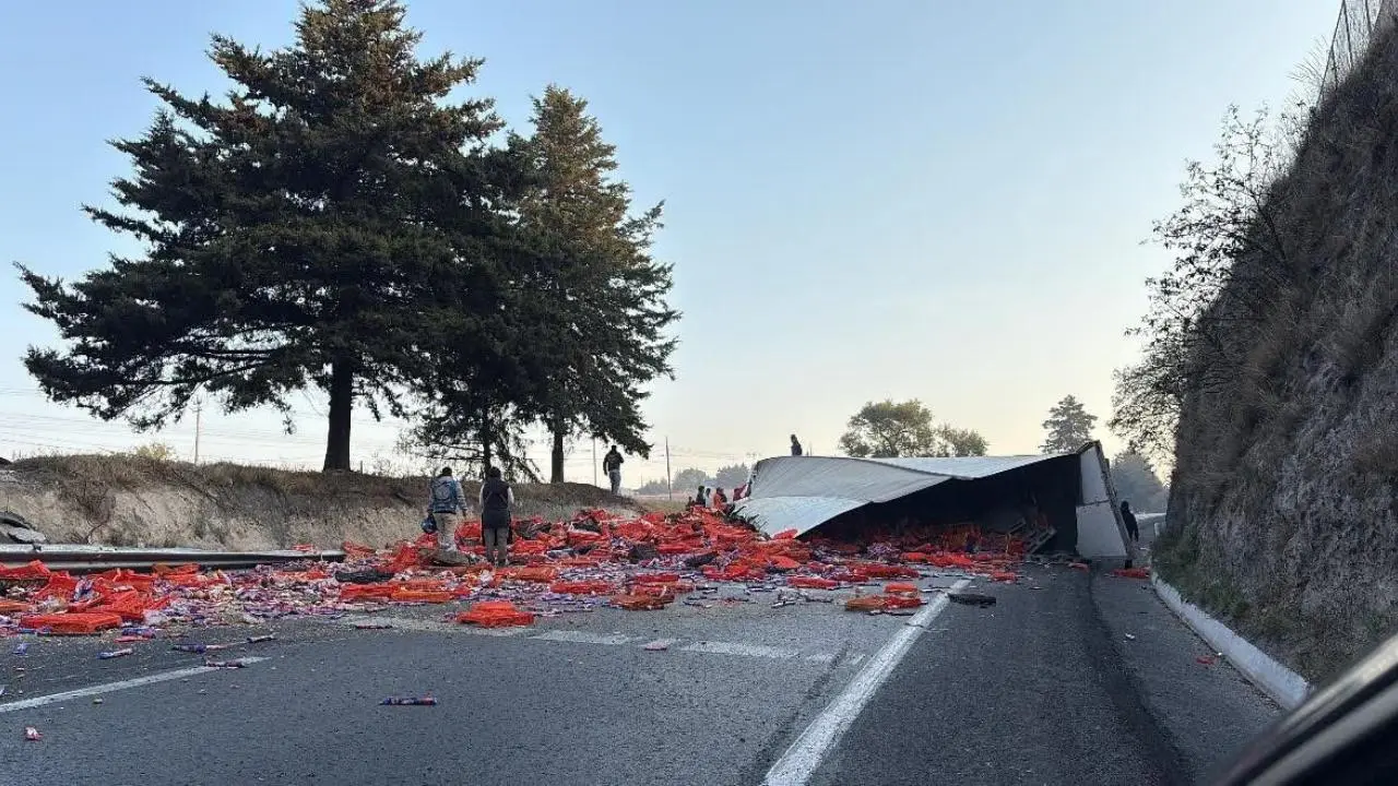 Rapiña masiva tras volcadura de tráiler en la Toluca-Atlacomulco. Foto: @Asi_Sucede
