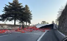 VIDEO | Rapiña masiva tras volcadura de tráiler en la Toluca-Atlacomulco