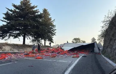 VIDEO | Rapiña masiva tras volcadura de tráiler en la Toluca-Atlacomulco