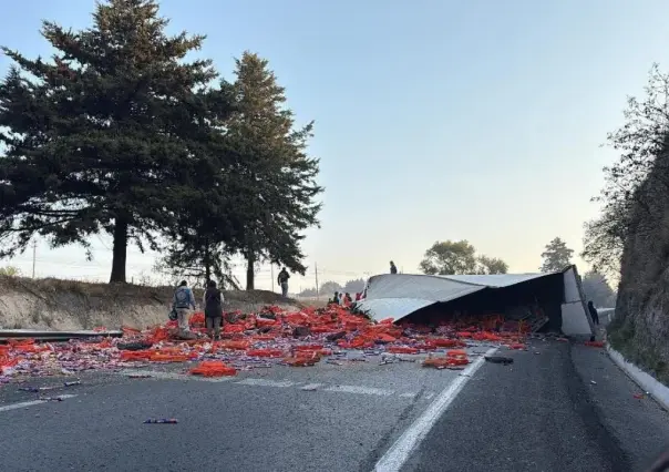 VIDEO | Rapiña masiva tras volcadura de tráiler en la Toluca-Atlacomulco