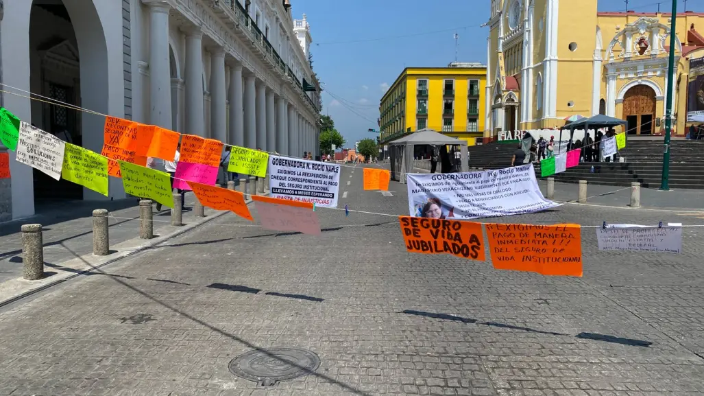 Cumplen un día de protesta maestros jubilados en centro de Xalapa