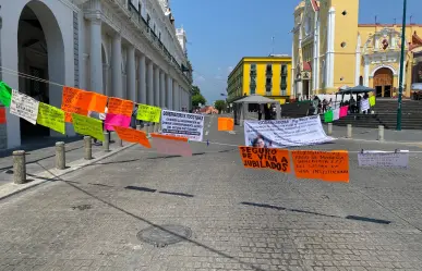 Cumplen un día de protesta maestros jubilados en centro de Xalapa