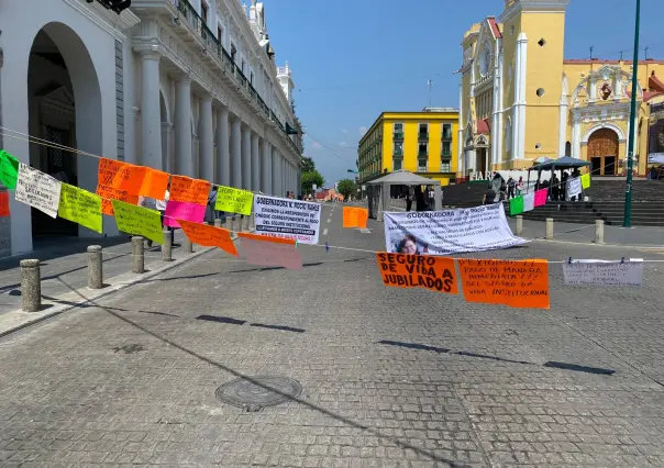 Cumplen un día de protesta maestros jubilados en centro de Xalapa