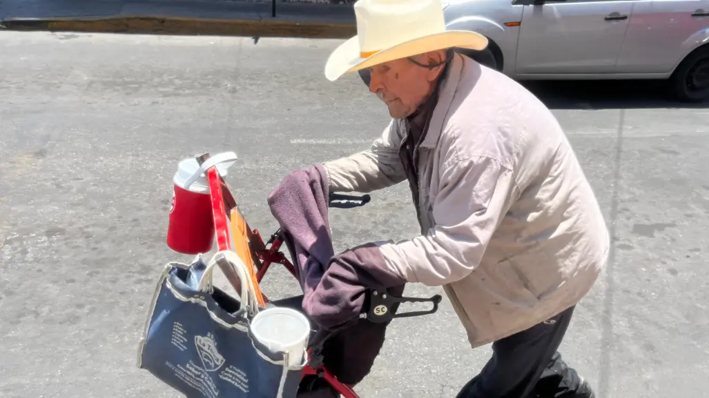 Don Martín pide dinero en las calles de Durango, necesita una silla de ruedas