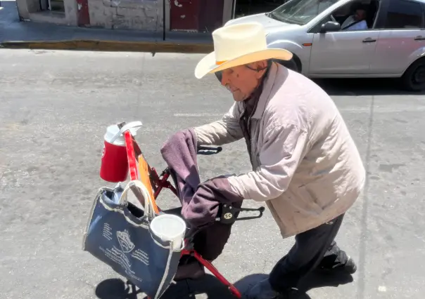 Don Martín pide dinero en las calles de Durango, necesita una silla de ruedas
