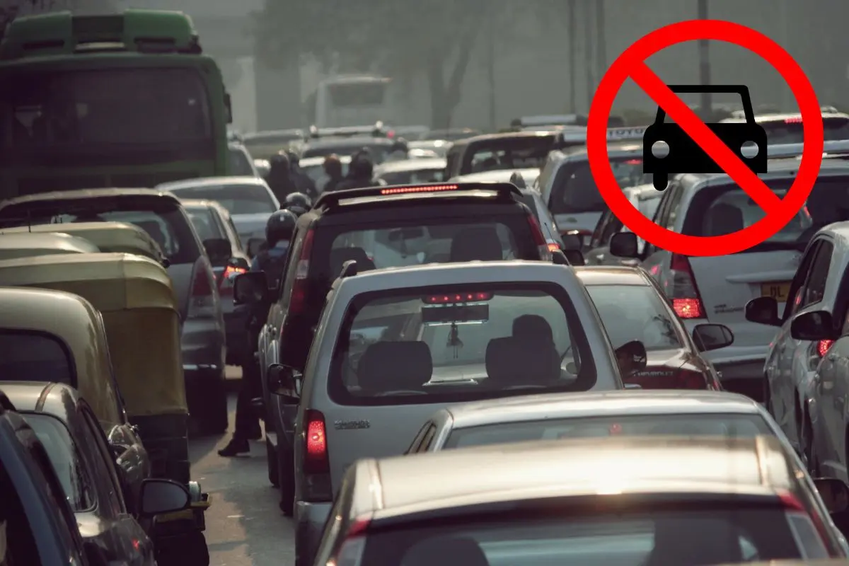 De fondo automóviles circulando, logo de prohibido Foto: Canva