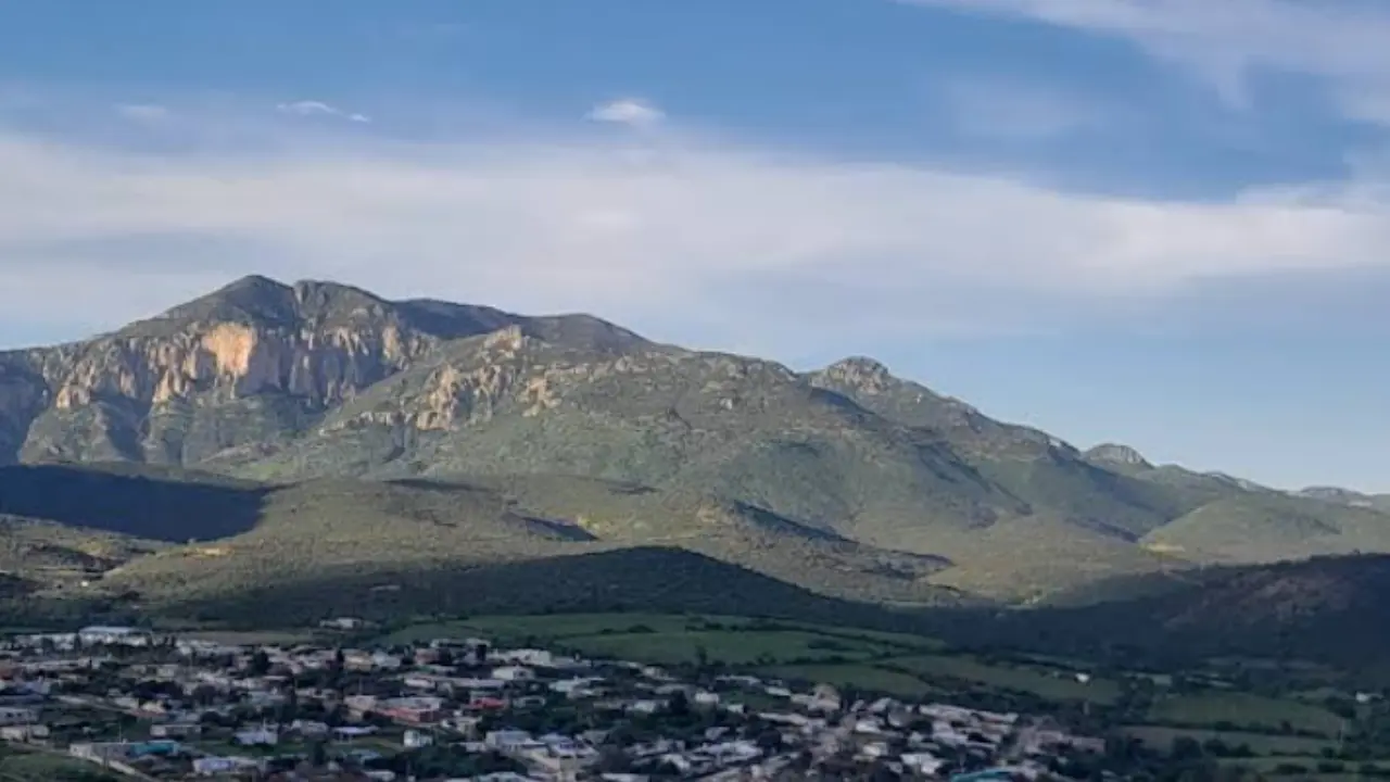 En la región de los Llanos de Durango, existe un cerro que destaca dentro de los más altos de la entidad. Foto: Captura Google.