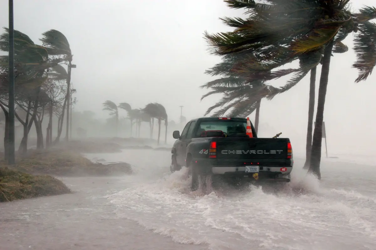 La categoría de los huracanes se clasifica de acuerdo a la intensidad de sus vientos, efectos de oleaje, inundaciones y potencial destructivo al tocar tierra. Foto: Canva