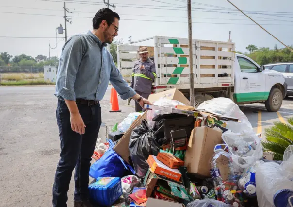 David de la Peña impulsa reciclaje con canje de residuos por plantas y regaderas en Santiago