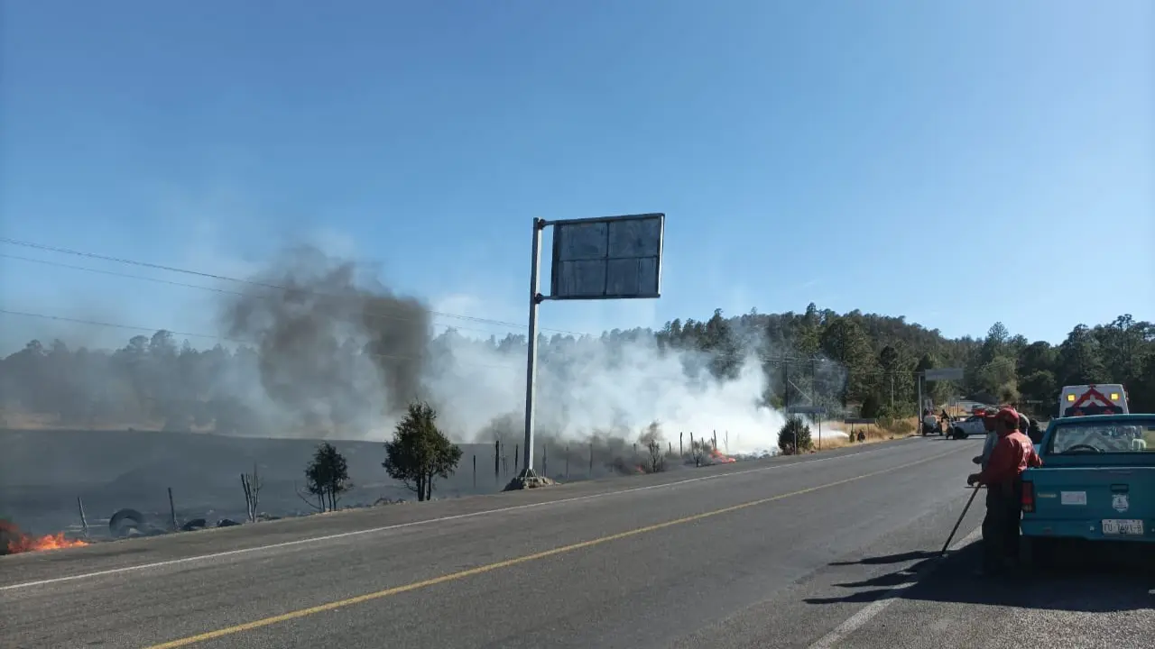 Los incendios forestales en Durango son combatidos por autoridades estatales y federales. Foto: SRNYMA.