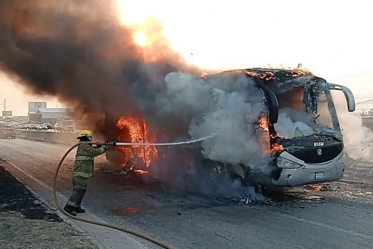 Vehículo incendiado en Tabasco Foto: Armando de la Rosa