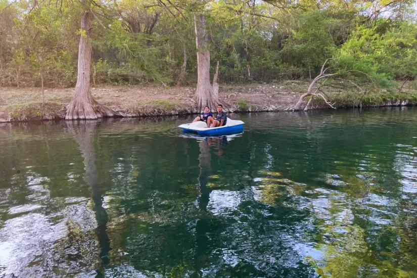 Disfrutando en familia de un paseo en lancha |Foto: Perla Herrera
