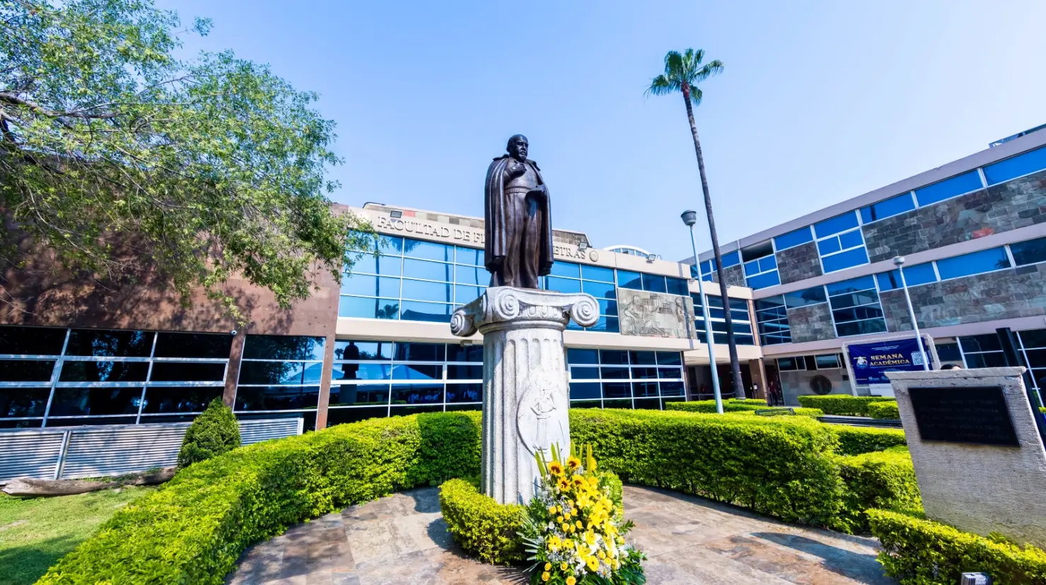 Durante su mensaje inaugural, el rector Guzmán López resaltó que la figura de Reyes trasciende generaciones y representa una identidad compartida por la comunidad universitaria.