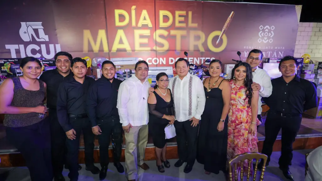 Gobernador Joaquín Díaz Mena reconoce y celebra a maestros en Ticul