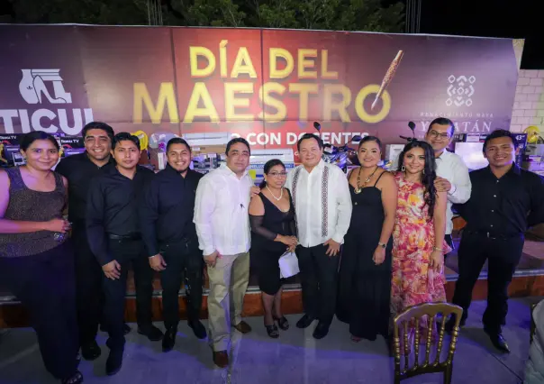 Gobernador Joaquín Díaz Mena reconoce y celebra a maestros en Ticul