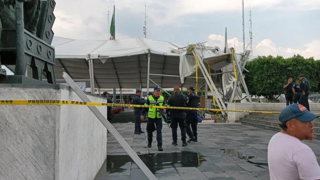 Colapsa estructura en la Feria de Libros de Nezahualcóyotl; se reportan 5 heridos