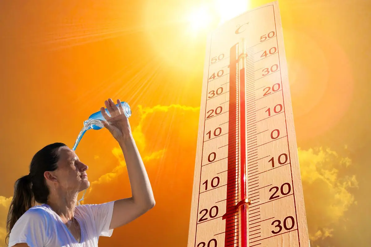 De fondo cielo soleado, termómetro registrando altas temperaturas, mujer refrescándose. Foto: Canva
