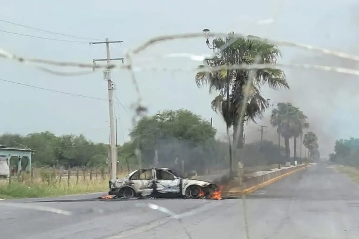 Auto incendiado por presuntos delincuentes Foto: Alejandro García
