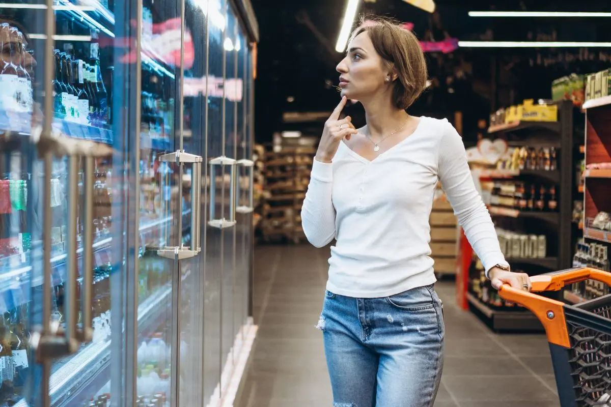 Los supermercados han aprovechado el ambiente deportivo para ofrecer promociones especiales en cervezas y botanas. Foto: Freepik