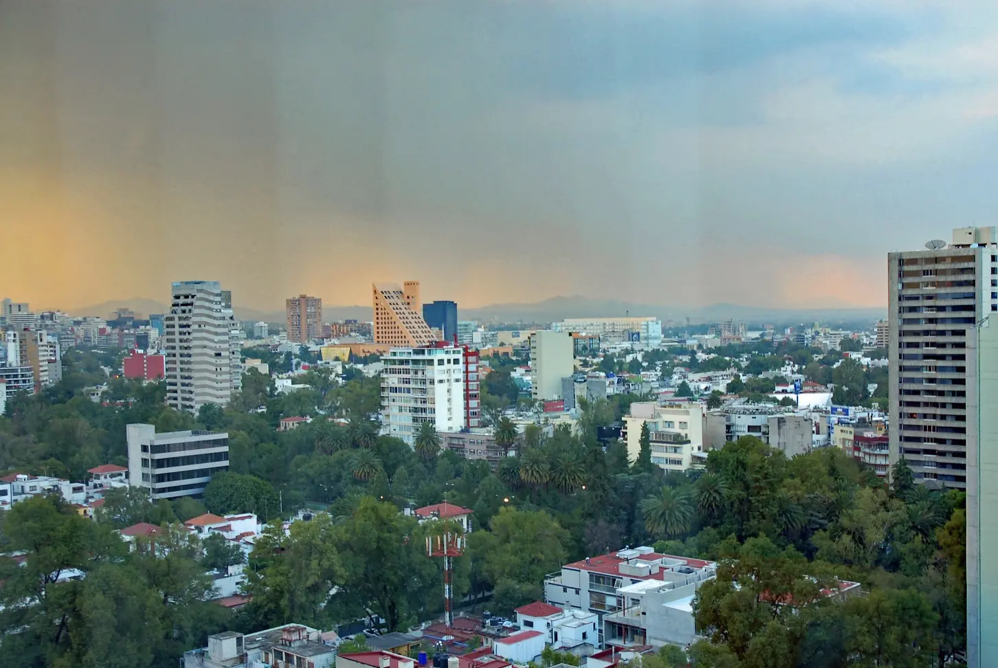 Vista aérea de la CDMX con lluvia. Foto: Canva