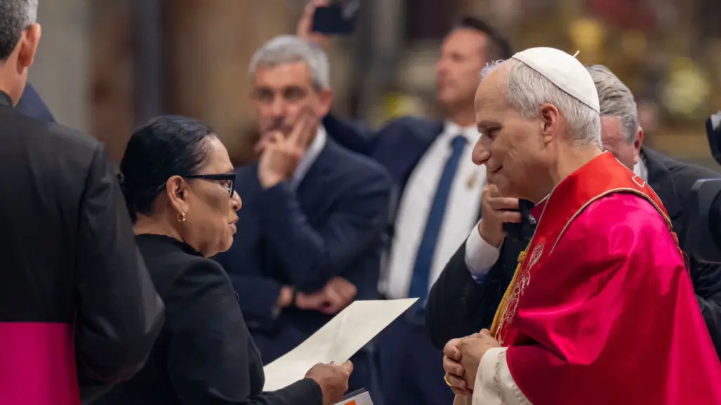VIDEO | Rosa Icela Rodríguez invita al papa León XIV a México ; entrega carta de Claudia Sheinbaum