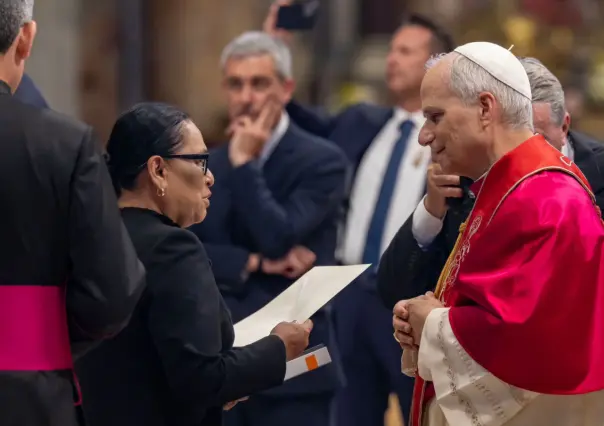 VIDEO | Rosa Icela Rodríguez invita al papa León XIV a México ; entrega carta de Claudia Sheinbaum 