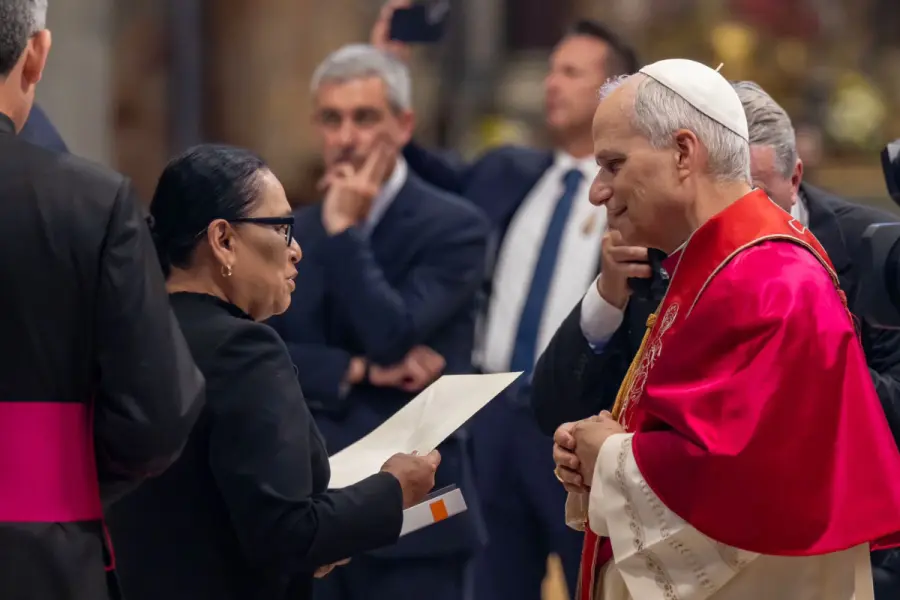 VIDEO | Rosa Icela Rodríguez invita al papa León XIV a México ; entrega carta de Claudia Sheinbaum 