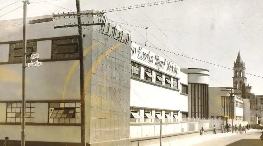 Uno de los primeros centros escolares construidos tras la revolución | Foto: Investigaciones Históricas - Durango, en Facebook