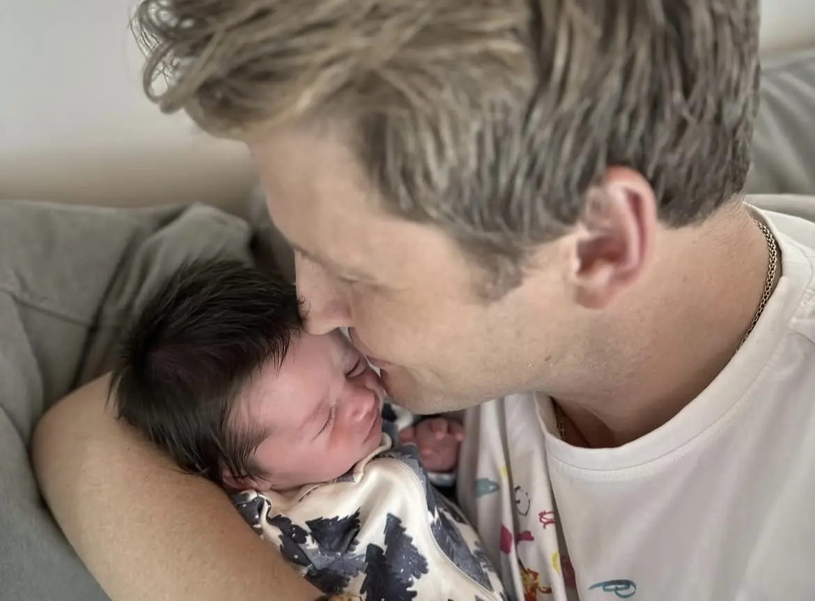 Alexander Acha disfruta a plenitud el milagro de ser papá. Foto: Cortesía