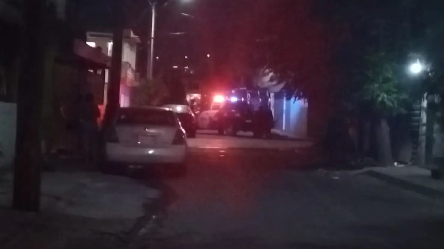 Elementos de la Cruz Roja acudieron al lugar de los hechos luego de recibir el reporte de una persona con lesiones por arma de fuego. Foto: Policía de Monterrey.