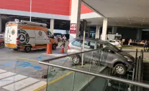 Camioneta se impacta en escaleras eléctricas de supermercado en Monterrey