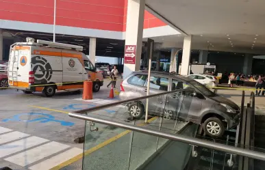 Camioneta se impacta en escaleras eléctricas de supermercado en Monterrey