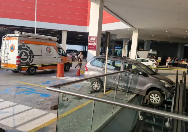 Camioneta se impacta en escaleras eléctricas de supermercado en Monterrey