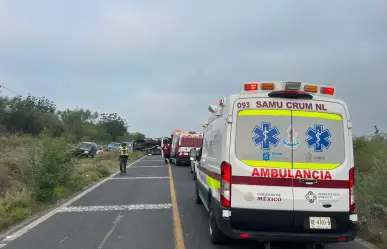 Volcadura de tráiler provoca cierre vial en la carretera a Galeana