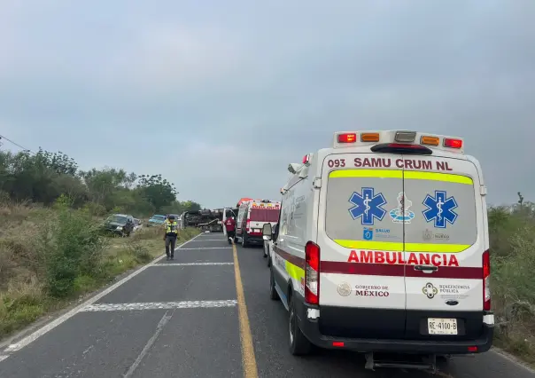 Volcadura de tráiler provoca cierre vial en la carretera a Galeana