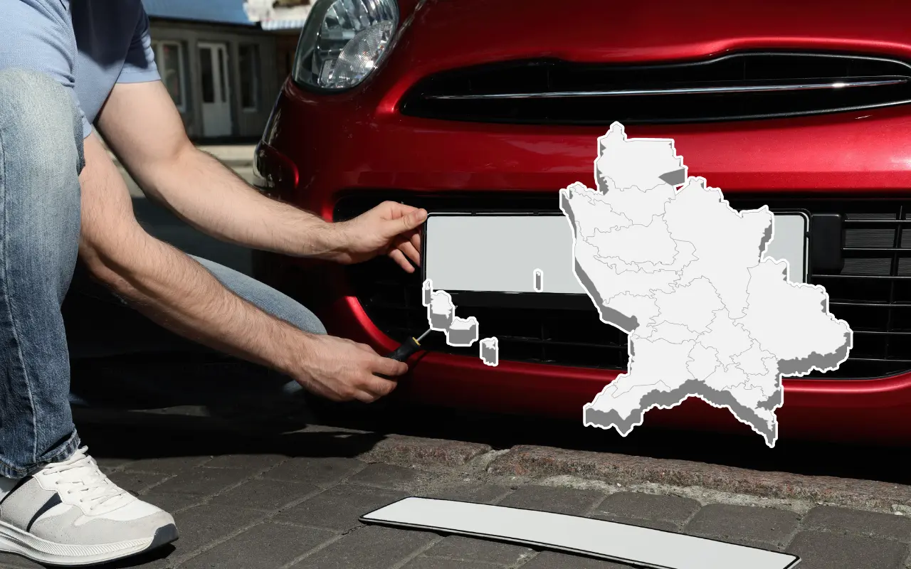 Persona revisando placa de vehículo y mapa de Nayarit. Foto: Canva