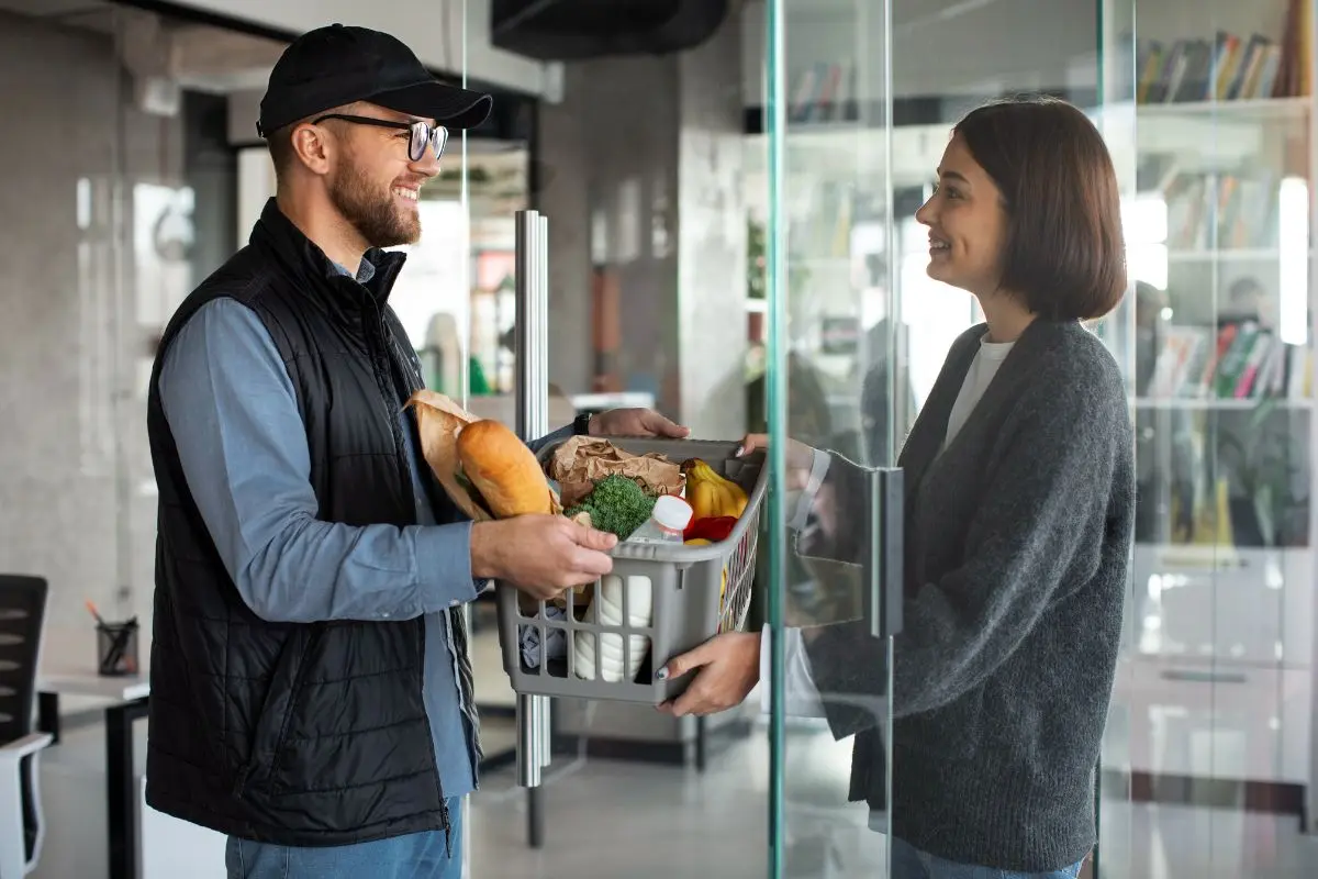 Hacer las compras del supermercado es una tarea necesaria, pero a menudo consume tiempo y requiere organización. Foto: Freepik